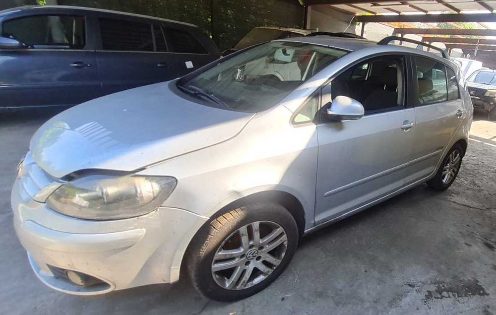 Фолксваген Голф 5   1.6 i  BSE Volkswagen Golf – само на части