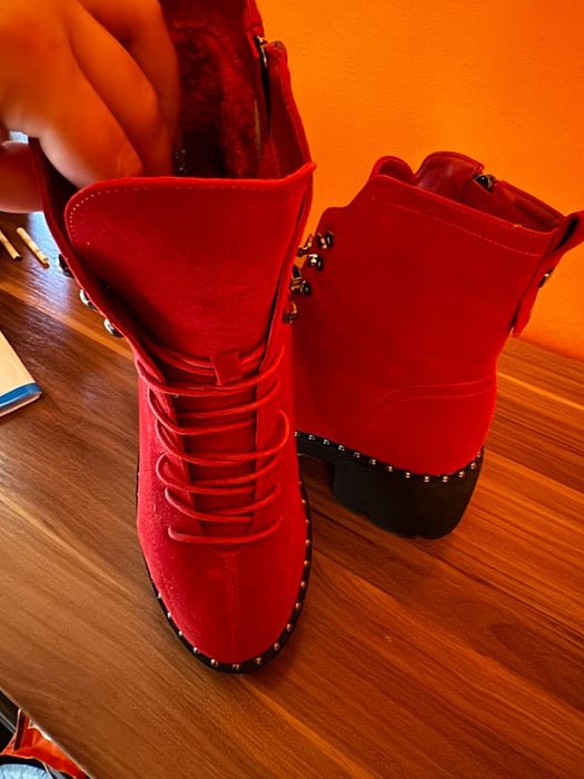 Ghete roșii îmblănite Mei