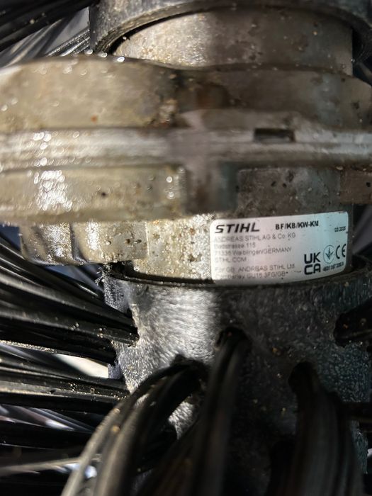 Комби двигател STIHL KM94 RC+ Приставка ролкова четка STIHL KB-KM