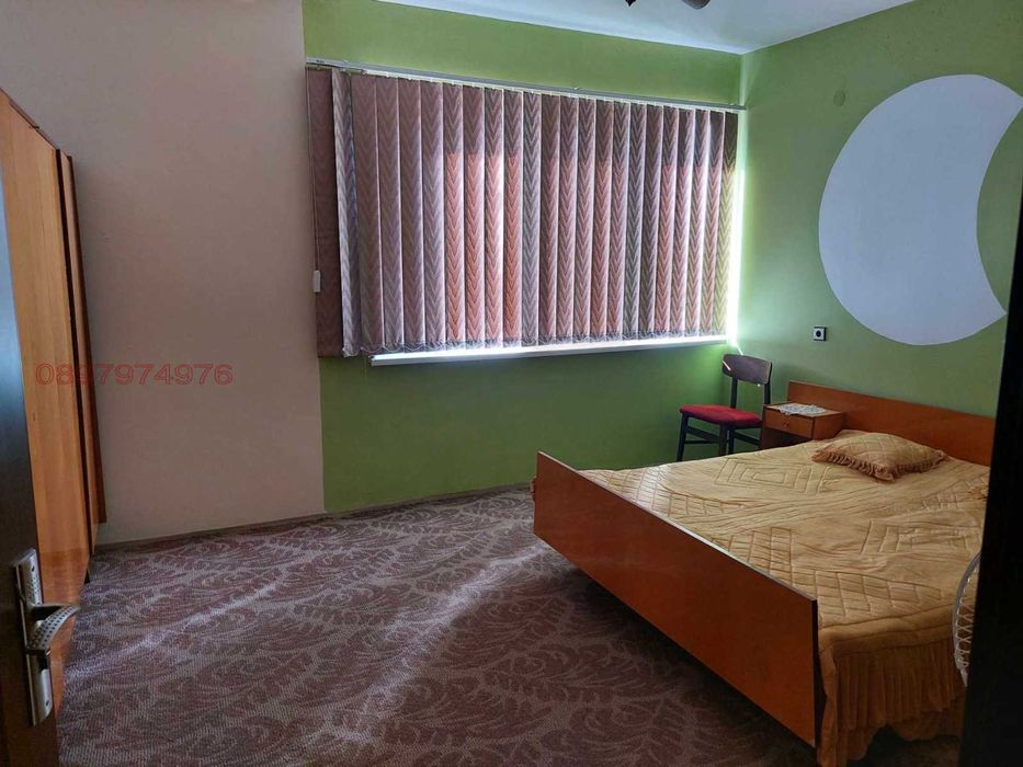 Къща с двор и гараж