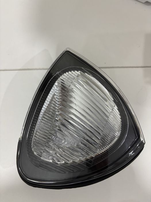 Поворотник Toyota Avensis