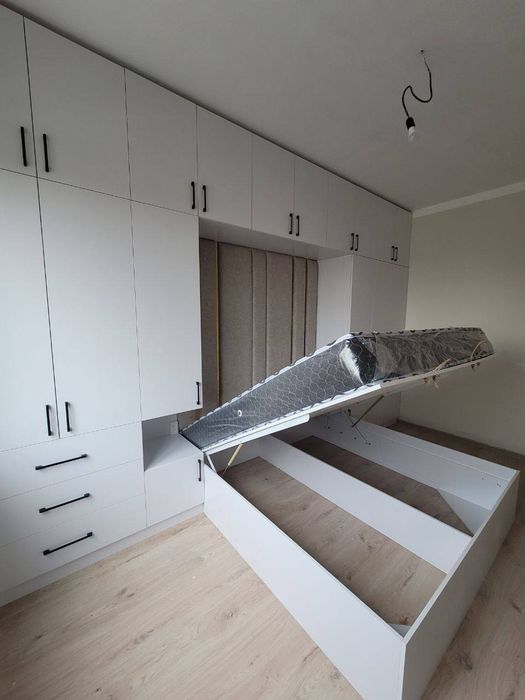 Yotoqxona uchun zamonaviy mebellar to'plami.