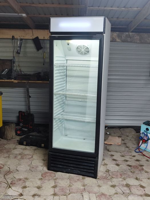 Продам витринный холодильник