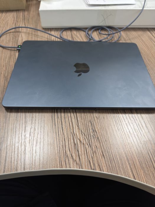 Срочно продается Макбук М2/256 работает отлично