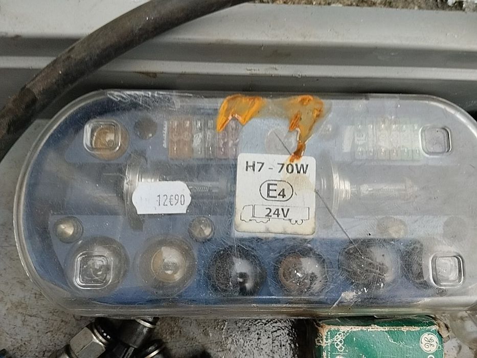 Продавам бързи връзки и крушки 24 волта