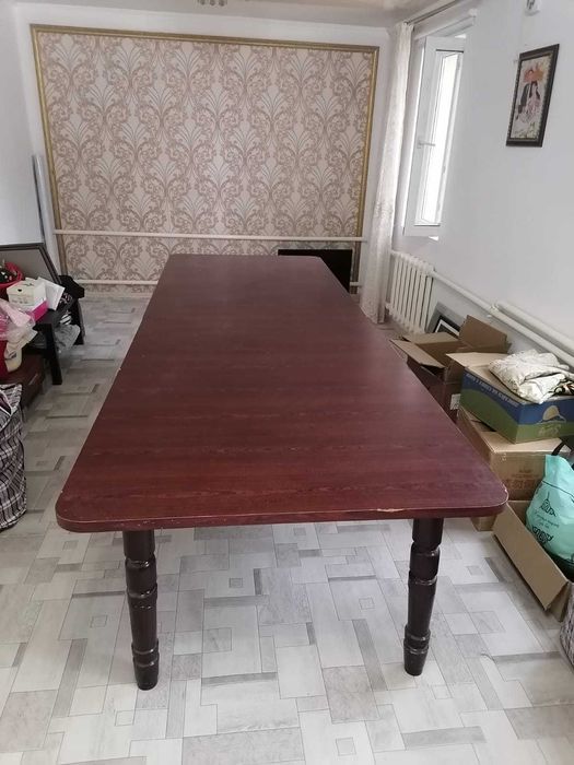 Стол обеденный в хорошем состоянии