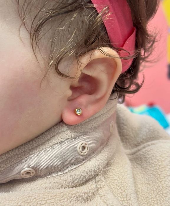 Прокол ушей с выездом на дом.