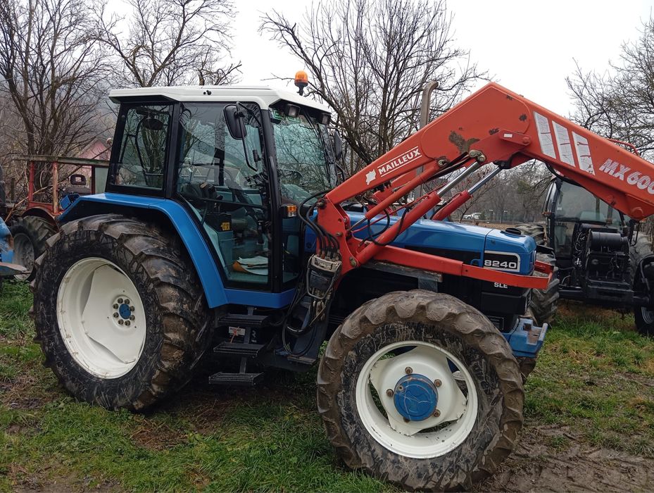 Vand tractor New Holland 8240