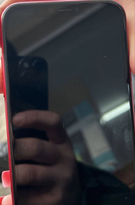 Vând iPhone 11 roșu, în stare foarte bună, 64GB, baterie 100%, perfect funcțional. Inclusiv cele doua huse!