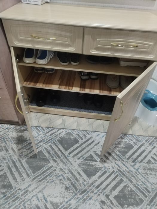 Продам  прихожий комод с зеркалам