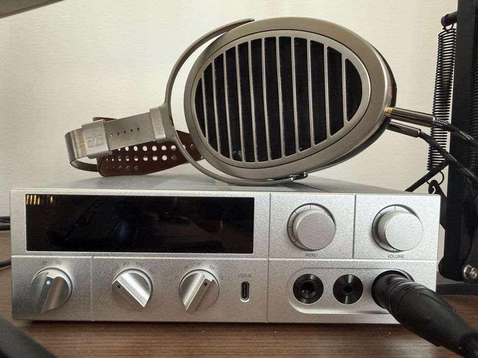 Hifiman HE1000 V2 cu doua cabluri balanced