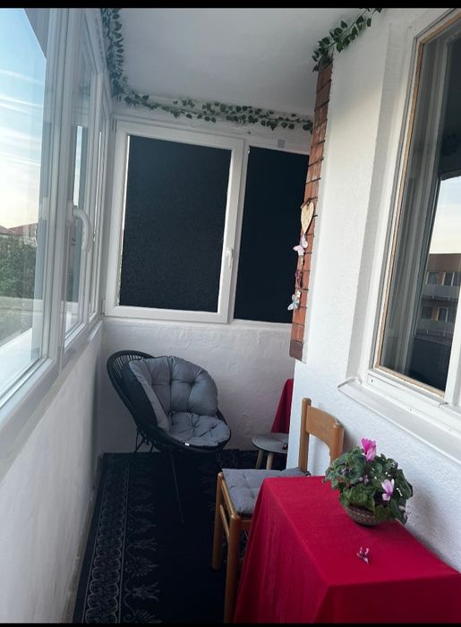 Inchiriez apartament cu 2 camere, in bl.C,vis-a-vis de Liceul Ortodox.