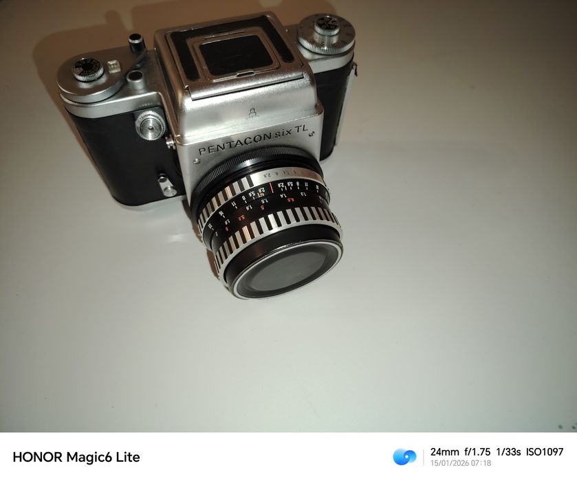 Vând aparat foto PENTACON six TL