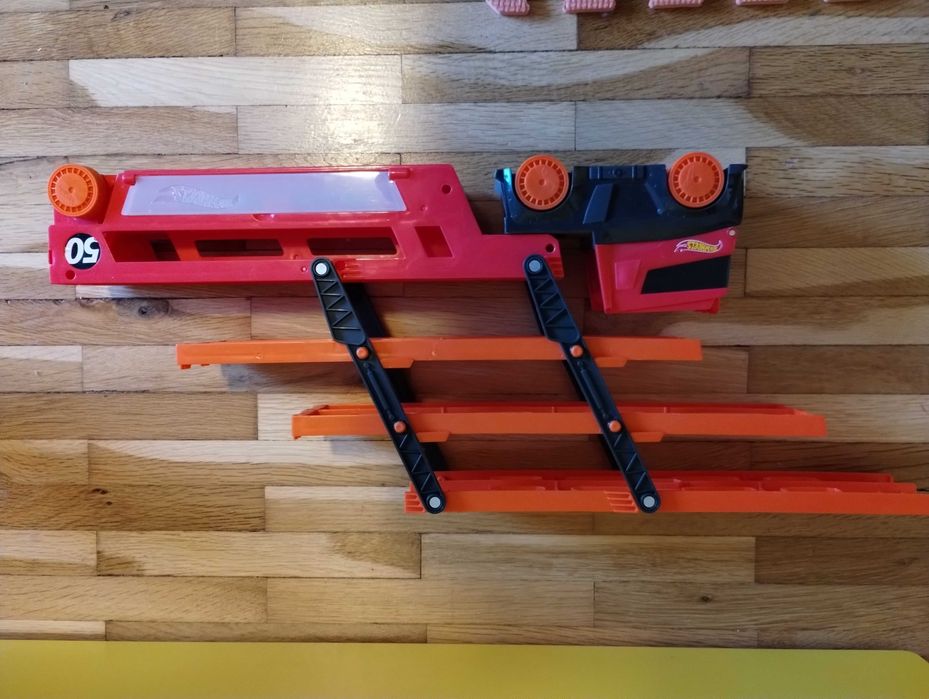 Hot wheels писти , автомивка , камион паркинг.