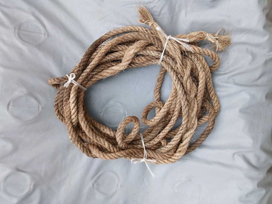 Стар антикварен куфар и старо конопено въже