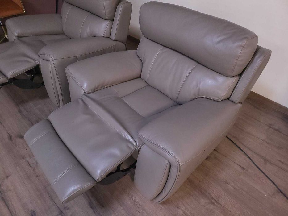 Бежови кожени фотьойли - 2 броя с електрически релакс механизъм