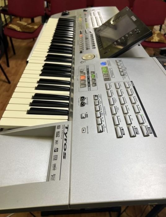 Vând orga Yamaha Tyros 1