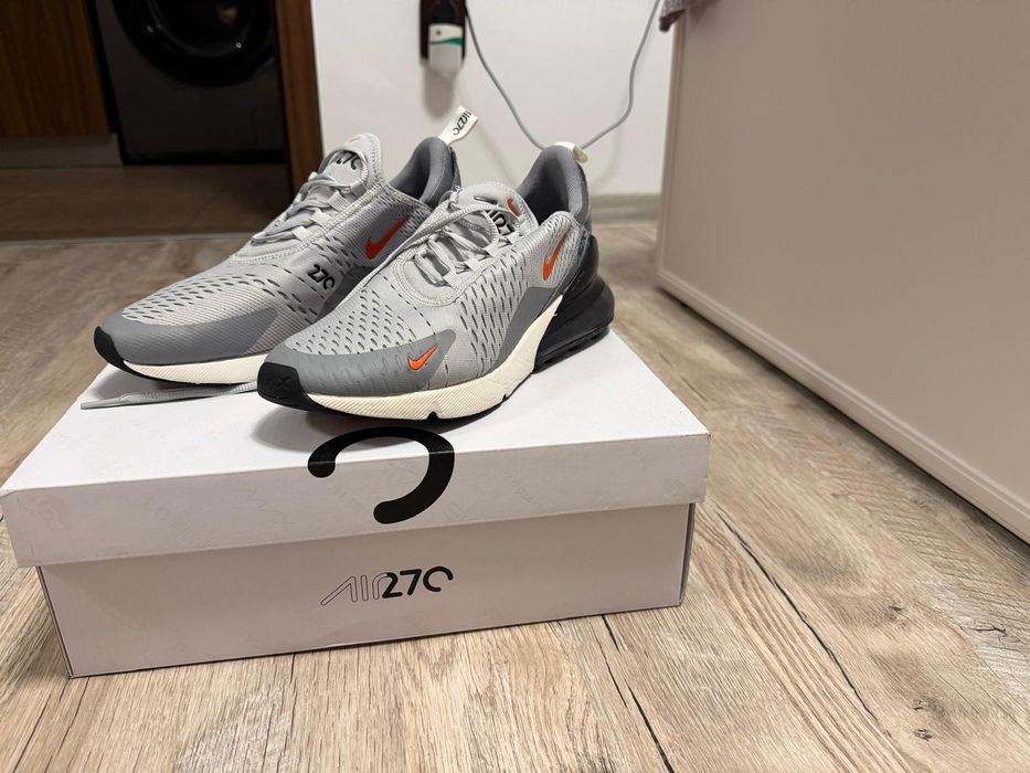 Vand Nike  Air Max 270