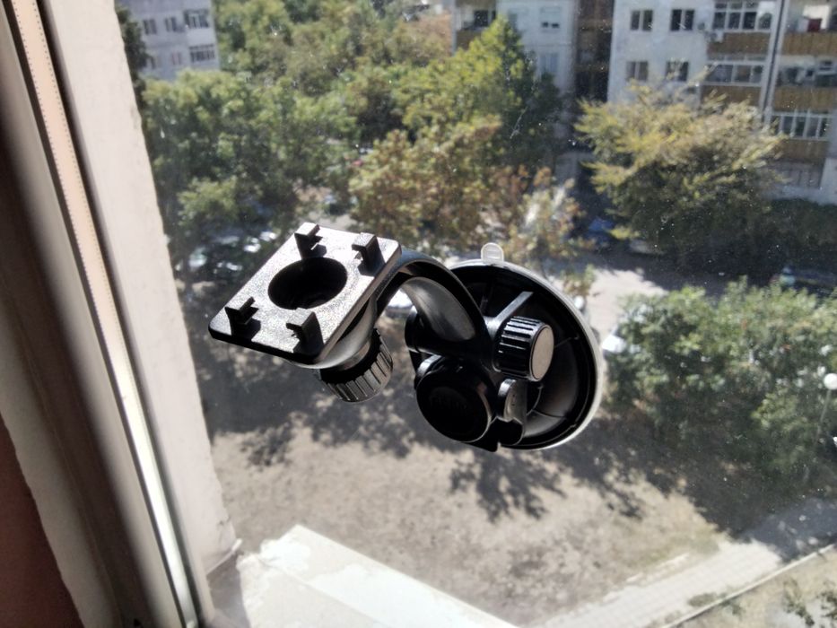 Оригинална немска стандартна стойка за захващане на  джипиес в колата