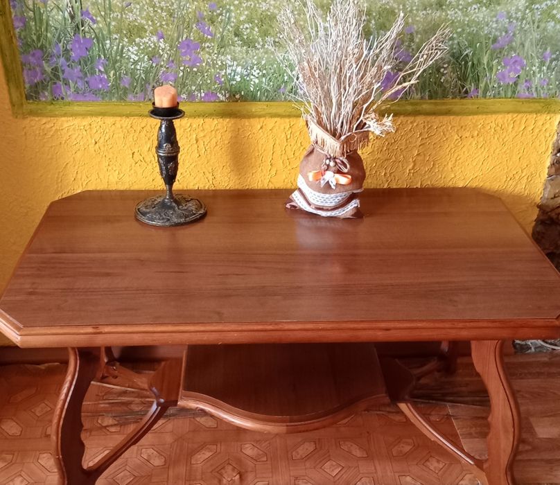 Прекрасный стол ,дерево листайте карусель