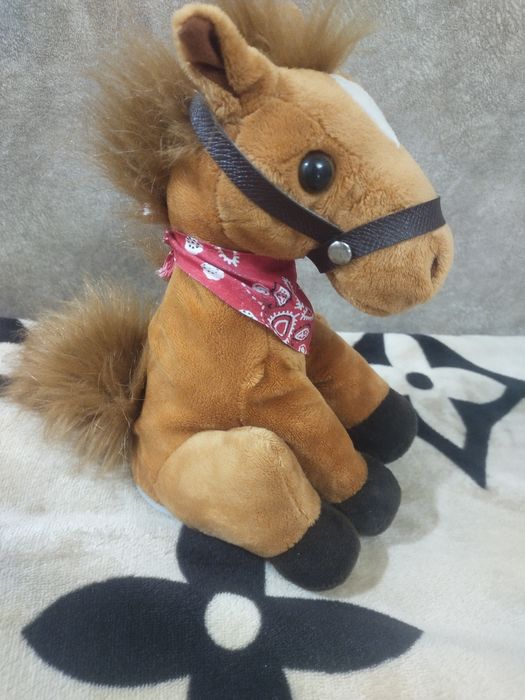 Лошадка игрушка  интерактивная.