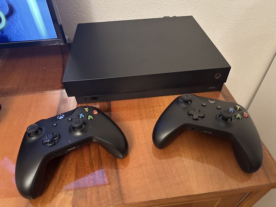 XBOX ONE X 1 TB Forza Edition, 2 controllere + 3 jocuri, FULLBOX