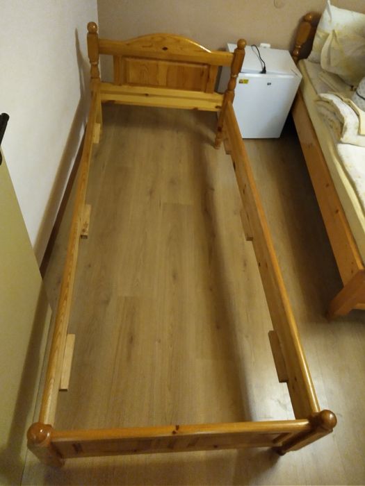 Продавам употребявани чамови легла и матраци