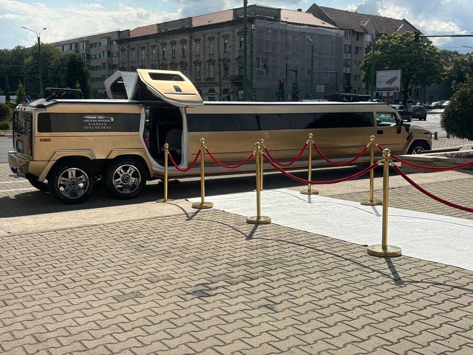 Limuzina Hummer H2 de inchiriat Inchiriez Limuzina Hummer H2