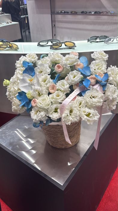 Цветы свежие корзина