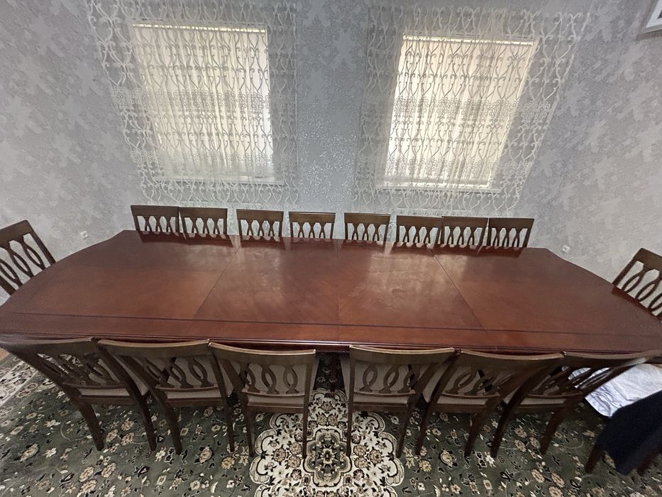 Раздвижной стол с скатертью