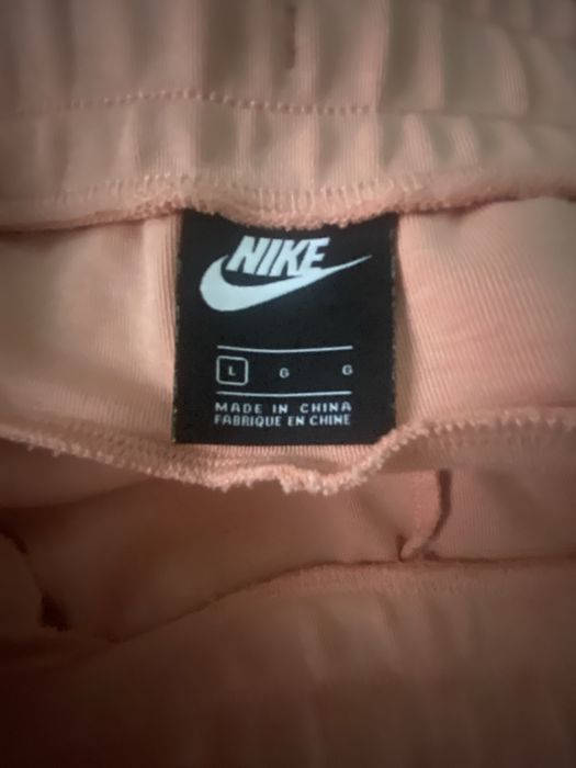 Pantaloni nike.