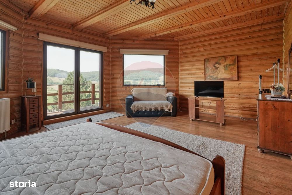 Casă din buștean rotund | 3.735 mp teren | La 30 km de Brașov