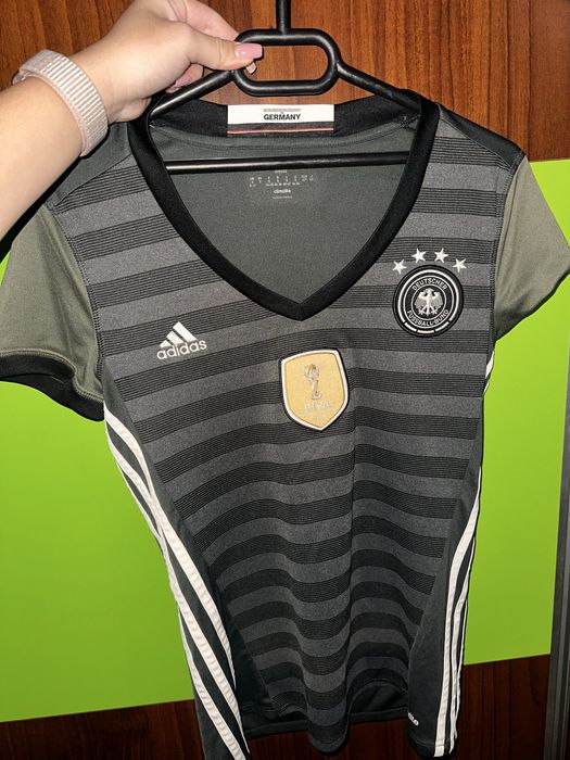 Дамски дрехи  – горнища, спортна рокля и тениска