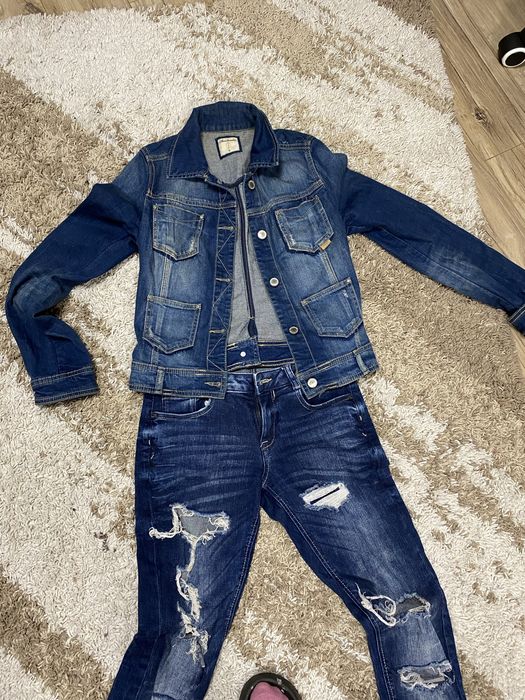 Geaca bulgi si blugi stradivarius