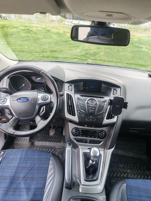 Mă vinde.....Ford focus 2012