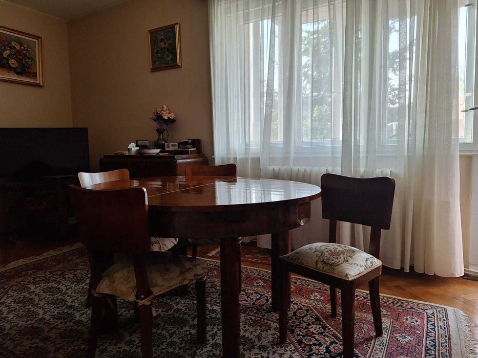 Masă furnir de nuc , cu 4 scaune