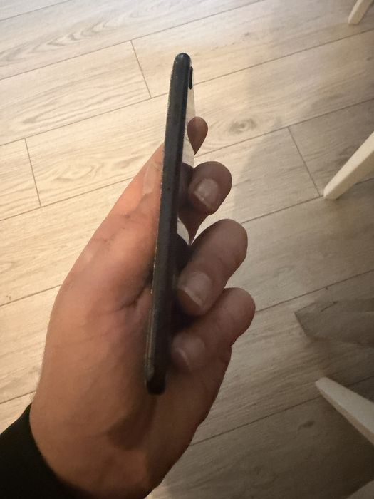 Продавам СПЕШНО Айфон СЕ 2020 и ОРИГИНАЛНИ слушалки Еърподс 3 !!