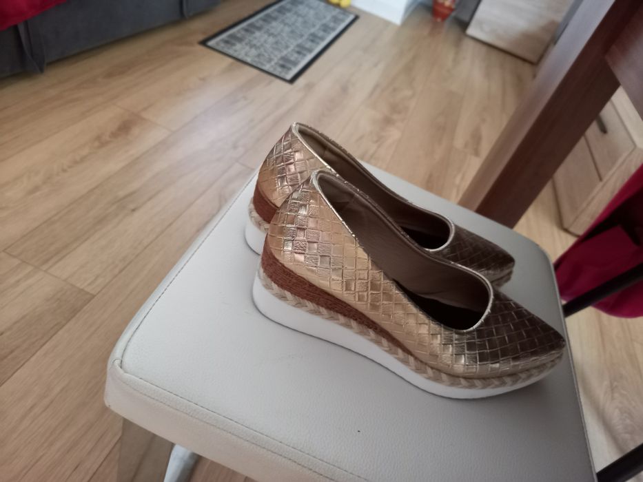 Pantofi cu talpa de spumă nr 36