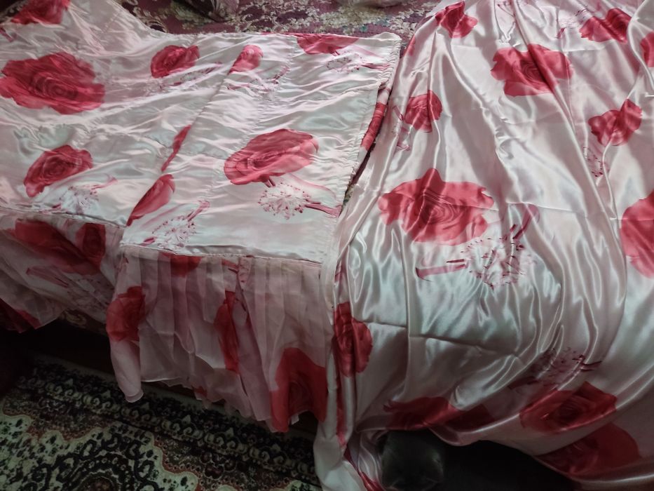 Покрывало на кровать, шторы