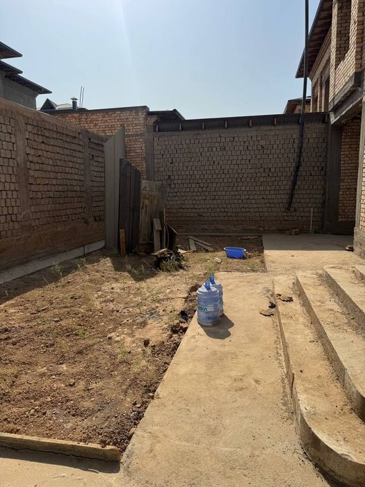 Uy hovli uchaska sotiladi 3sotix fasad 15 m