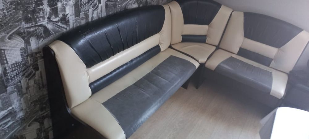 Уголок стол и 4 стула