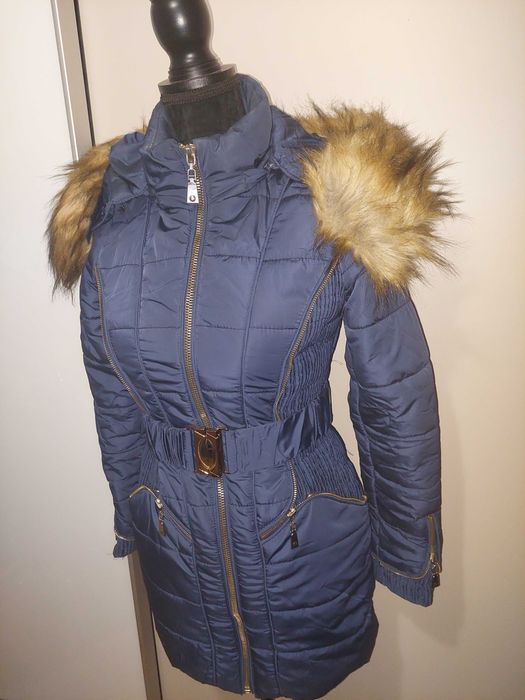 Geacă cambrată cu glugă și blăniță, cu puf