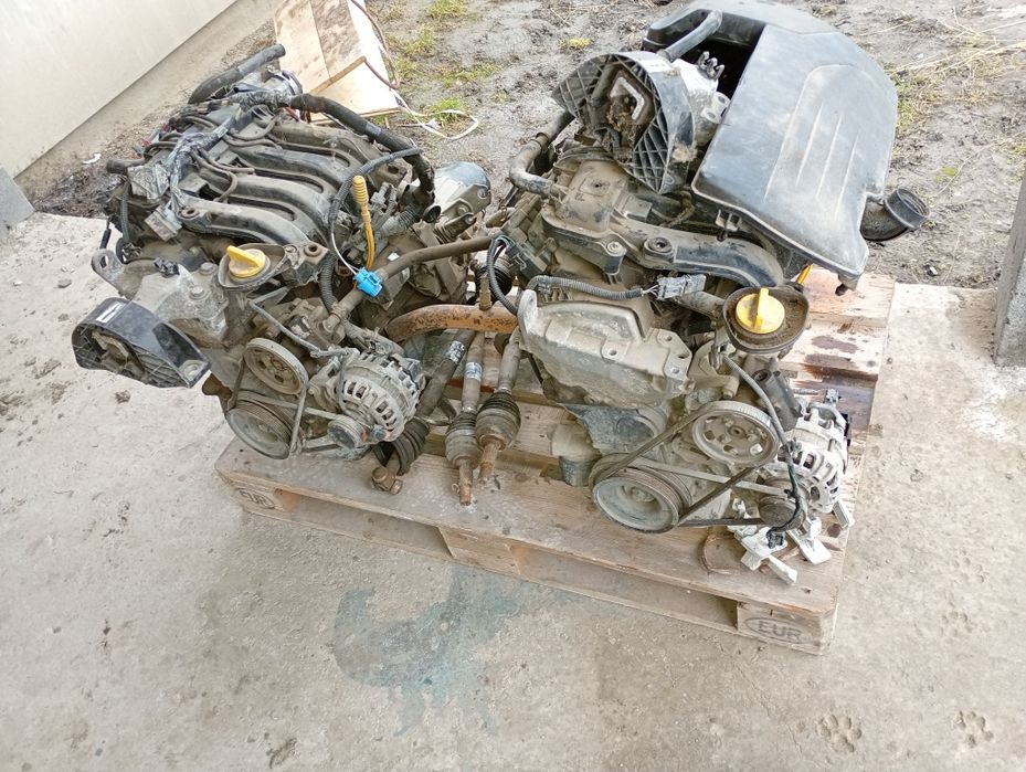 Vând două motoare Dacia Logan cu toate accesoriile și cutie de viteză