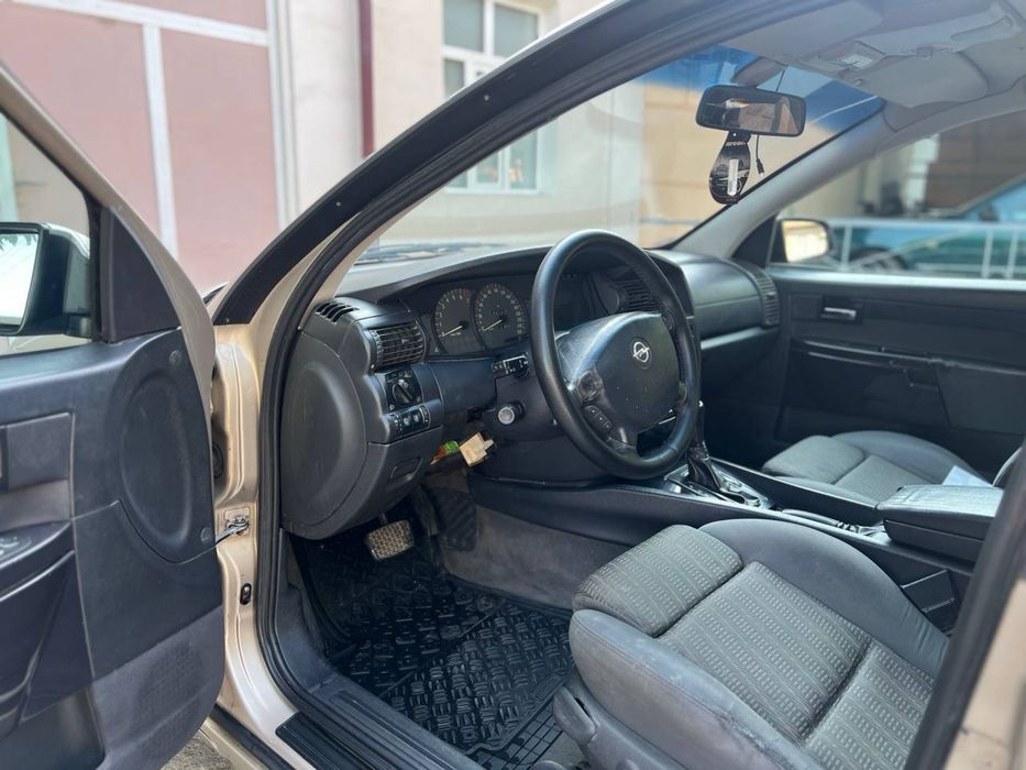 Opel omega srochna sotiladi