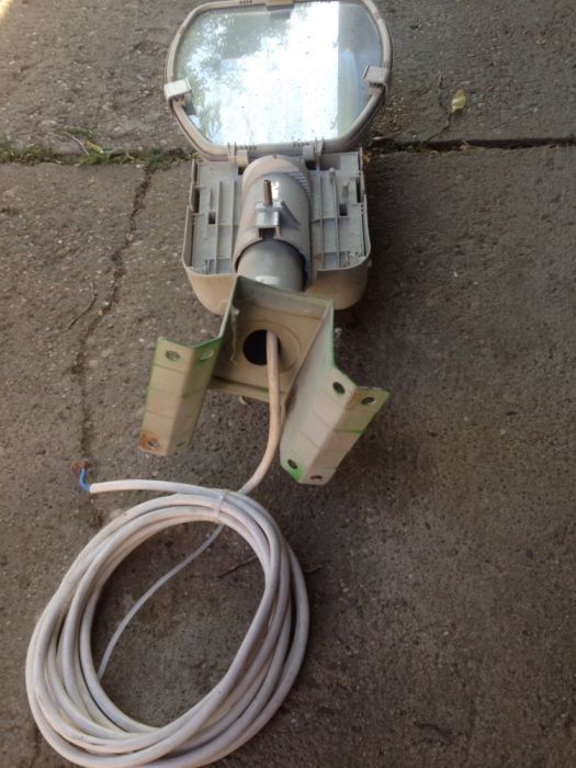 Neon sau lampa stradală