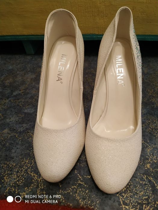 Красивые белые туфли