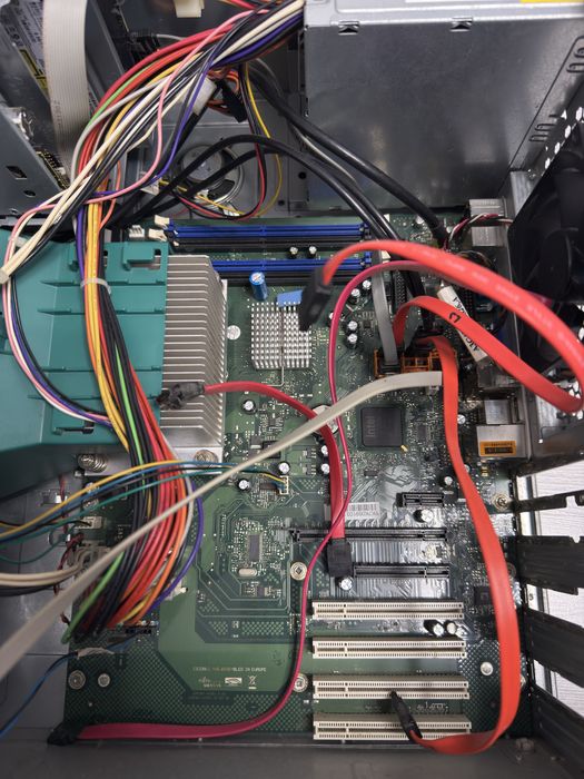 Sistem PC Retro Fujitsu Siemens + Monitor Daewoo (Funcțional)