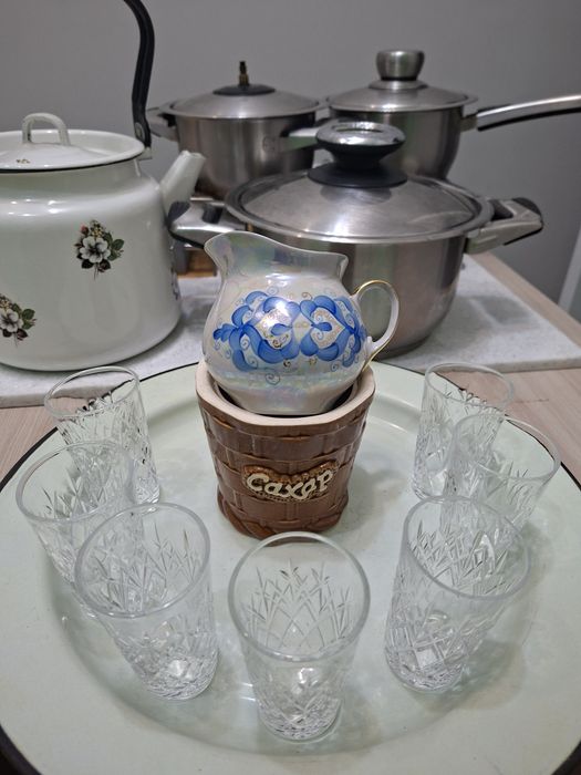 Кастрюли леген чайник и стопки