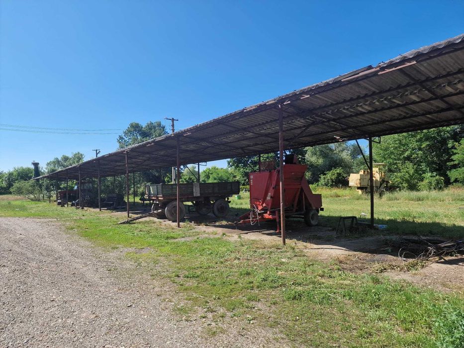 Vânzare teren cu construcții anexe