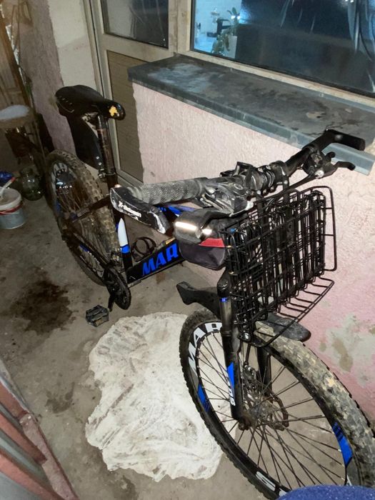 Велосипед және коляаска бар